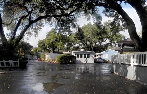 Golden Oaks Mobile Home Park Living